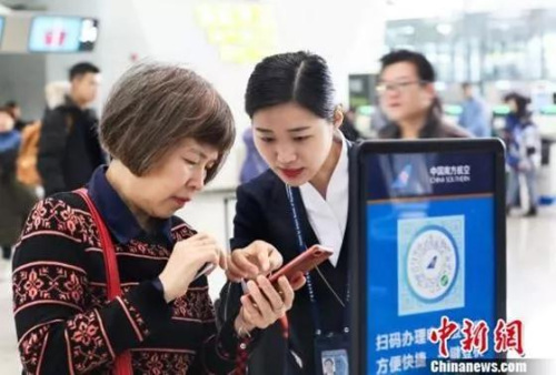 地服人員指引旅客使用電子化服務(wù) 南宣 攝 地服人員指引旅客使用電子化服務(wù) 南宣 攝