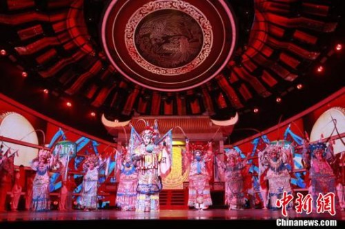 “四海同春”2019全球華僑華人春節(jié)大聯(lián)歡錄制現(xiàn)場的戲曲表演。