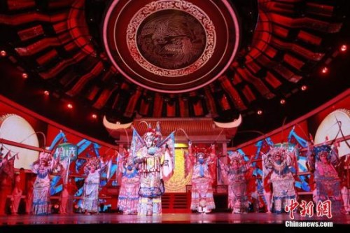 圖為“四海同春”2019全球華僑華人春節(jié)大聯(lián)歡錄制現(xiàn)場的戲曲表演。