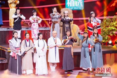 圖為眾多知名演員亮相“四海同春”2019全球華僑華人春節(jié)大聯(lián)歡錄制現(xiàn)場。