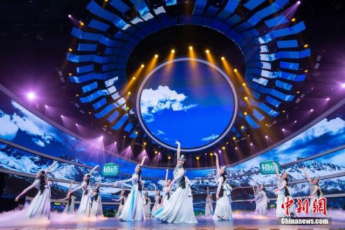 圖為“四海同春”2019全球華僑華人春節(jié)大聯(lián)歡錄制現(xiàn)場的舞蹈表演。