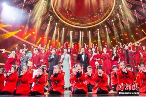 由汪涵、楊瀾領(lǐng)銜主持的“四海同春”2019全球華僑華人春節(jié)大聯(lián)歡，以“同圓共享中國夢”為主題，通過歌舞、魔術(shù)、戲曲、雜技、武術(shù)等元素，將中國傳統(tǒng)文化的傳承發(fā)展和時代變遷融匯在濃濃的“年味”中，為海內(nèi)外華僑華人奉上一場懷舊與創(chuàng)新兼具的視聽盛宴。圖為“四海同春”2019全球華僑華人春節(jié)大聯(lián)歡錄制現(xiàn)場。