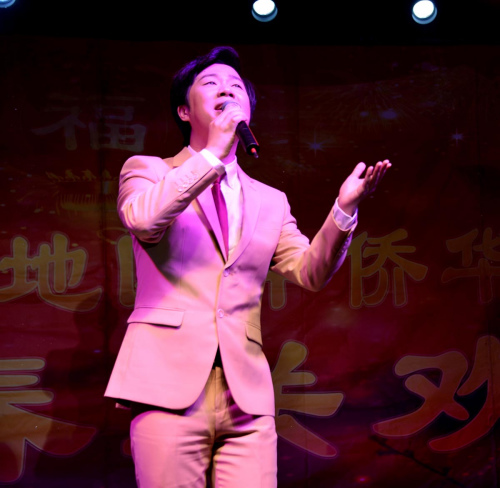 黃梟在演唱“南屏晚鐘”。(《芝加哥華語論壇》報/張大衛(wèi) 攝)
