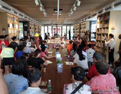 書屋還開設(shè)了讀書分享會(huì)。海南日?qǐng)?bào)記者袁宇攝