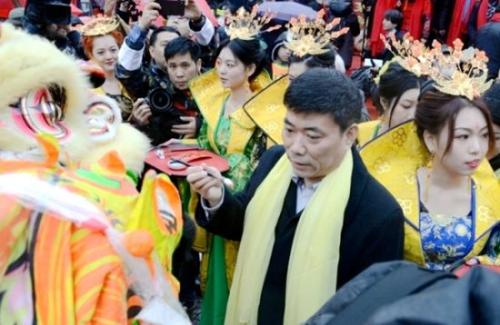 中國駐米蘭總領(lǐng)館總領(lǐng)事宋雪峰為龍獅點睛。(圖片來源：歐聯(lián)網(wǎng))