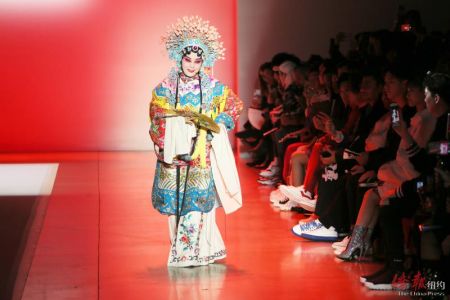 圖為京劇片段驚艷觀眾。（美國《僑報》 管黎明攝）