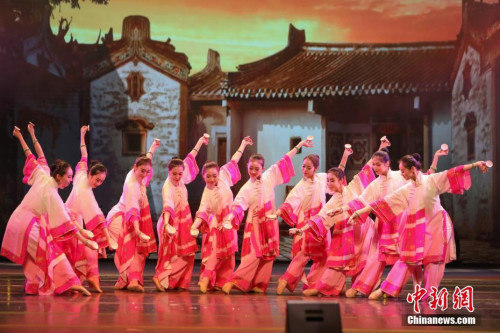 圖為舞蹈《請茶》以歌舞形式生動展現(xiàn)潮汕文化傳統(tǒng)，演員舞姿輕盈靈動，樂曲歡快俏皮。<a target='_blank' >中新社</a>記者 謝光磊 攝