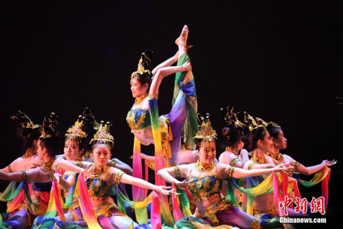 當?shù)貢r間2月10日，多倫多華星藝術(shù)團表演舞蹈《大敦煌》。當晚，由多倫多華星藝術(shù)團主辦的2019“四海同春·華星閃耀”新春晚會在加拿大多倫多上演。<a target='_blank' >中新社</a>記者 余瑞冬 攝