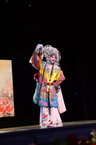 梅派第三代傳人青衣男旦胡文閣出場(chǎng)，為晚會(huì)掀起了一個(gè)高潮。