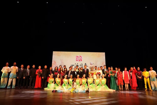 圖為演出結(jié)束后嘉賓和眾明星、演職人員照全家福。