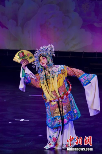當(dāng)?shù)貢r間2月14日晚，德國法蘭克福衛(wèi)星城哈瑙國會劇院內(nèi)暖意濃濃，2019年“四海同春”赴歐洲藝術(shù)團的藝術(shù)家們趕在農(nóng)歷正月初十這天，為現(xiàn)場上千名旅德華僑華人及德國觀眾送上了一臺年味十足的中華文化盛宴。圖為梅派京劇傳人胡文閣表演京劇《貴妃醉酒》和《梨花頌》。<a target='_blank' >中新社</a>記者 彭大偉 攝