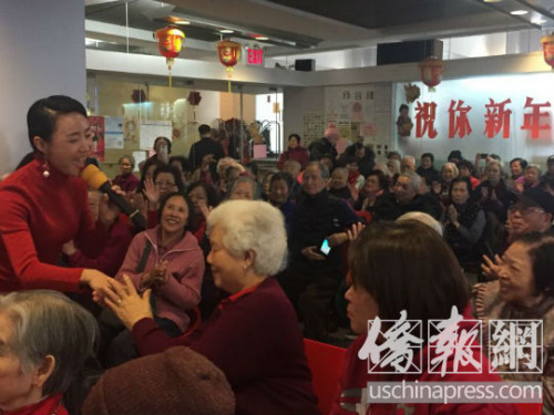 老人家們與藝術(shù)家熱烈互動。(美國《僑報》/林菁 攝)