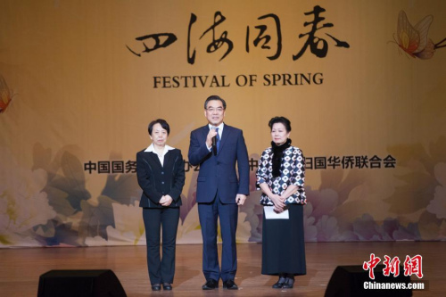 圖為中國(guó)駐紐約總領(lǐng)事黃屏（中），2019年“四海同春”美洲慰?jī)S演出團(tuán)團(tuán)長(zhǎng)、中華海外聯(lián)誼會(huì)理事湯翠英（左）和大費(fèi)城僑學(xué)界華人社團(tuán)聯(lián)席會(huì)議秘書長(zhǎng)葉慧民（右）在演出開始前登臺(tái)并先后致辭。<a target='_blank' >中新社</a>記者 馬德林 攝