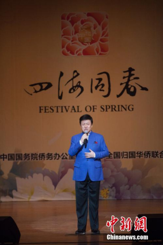 圖為中國(guó)男高音歌唱家呂繼宏為觀眾獻(xiàn)唱歌曲《咱老百姓》。<a target='_blank' >中新社</a>記者 馬德林 攝