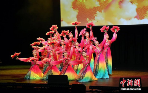 資料圖：2019年2月16日晚，“四海同春”慰僑演出，在悉尼國際會議中心舉行，為當(dāng)?shù)厝A僑華人和民眾送來新春祝福。圖為歌舞《盛世歡歌》。<a target='_blank' >中新社</a>發(fā) 姜長庚 攝