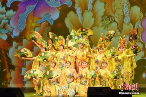 資料圖：當(dāng)?shù)貢r間2月24日，由中國國務(wù)院僑辦、中國僑聯(lián)主辦的2019年“四海同春”慰僑演出在美國首都華盛頓舉行。本次演出團(tuán)先后在美國邁阿密、圣安東尼奧、紐約、費(fèi)城巡演。當(dāng)晚，在華盛頓的“收官”演出贏得滿堂喝彩。<a target='_blank' >中新社</a>記者 陳孟統(tǒng) 攝