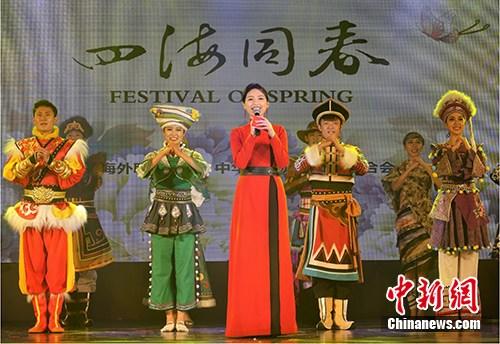 當(dāng)?shù)貢r間2月21日，繼泗水站后，2019年“四海同春”亞洲團(tuán)棉蘭場演出成功舉行。至此，該團(tuán)在“千島之國”印尼的訪問演出圓滿落下帷幕。圖為晚會現(xiàn)場，主持人攜舞蹈演員向印尼華僑華人致以節(jié)日問候。<a target='_blank' >中新社</a>記者 周欣嬡 攝(資料圖)