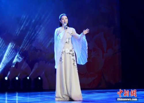 當(dāng)?shù)貢r間2月24日晚，2019年“四海同春”亞洲團(tuán)在仰光國家大劇院迎來收官演出。該團(tuán)農(nóng)歷正月初三由北京出發(fā)，期間分別到訪日本、印尼、緬甸三個國家，為名古屋、福岡、東京、泗水、棉蘭、仰光等六座城市帶來了精彩絕倫的文化盛宴。圖為女高音歌唱家雷佳演唱《蘆花》。<a target='_blank' >中新社</a>記者 周欣嬡 攝