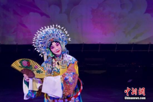 當(dāng)?shù)貢r間2月14日晚，德國法蘭克福衛(wèi)星城哈瑙國會劇院內(nèi)暖意濃濃，2019年“四海同春”赴歐洲藝術(shù)團(tuán)的藝術(shù)家們趕在農(nóng)歷正月初十這天，為現(xiàn)場上千名旅德華僑華人及德國觀眾送上了一臺年味十足的中華文化盛宴。圖為梅派京劇傳人胡文閣表演京劇《貴妃醉酒》和《梨花頌》。 <a target='_blank' >中新社</a>記者 彭大偉 攝（資料圖）