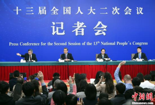 3月8日，十三屆全國(guó)人大二次會(huì)議新聞中心舉行記者會(huì)，邀請(qǐng)國(guó)務(wù)委員兼外交部長(zhǎng)王毅就“中國(guó)外交政策和對(duì)外關(guān)系”相關(guān)問(wèn)題回答中外記者提問(wèn)。<a target='_blank' >中新社</a>記者 侯宇 攝