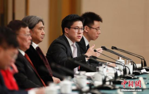 圖為中國香港體育協(xié)會暨奧林匹克委員會副會長、霍英東集團副總裁霍啟剛委員(右二)答記者問。<a target='_blank' >中新社</a>記者 杜洋 攝