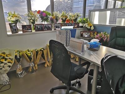金也淘在北京的工位旁邊擺滿了用于悼念的菊花。 新京報(bào)記者 倪兆中 攝