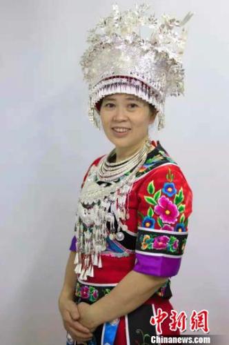 圖為全國(guó)人大代表、重慶市榮玉民族服裝廠苗家刺繡技術(shù)員李紹玉。受訪者供圖