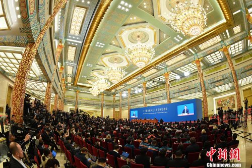 3月15日，十三屆全國人大二次會議閉幕后，中國國務(wù)院總理李克強在北京人民大會堂金色大廳會見采訪十三屆全國人大二次會議的中外記者并回答記者提出的問題。<a target='_blank' >中新社</a>記者 侯宇 攝