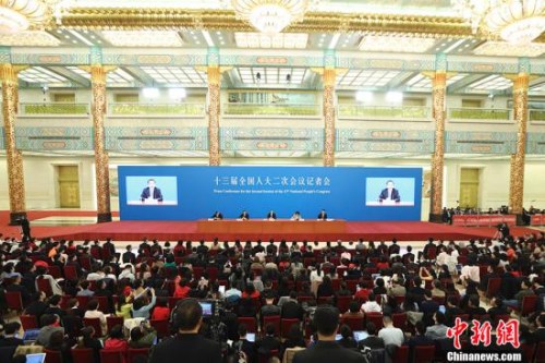 3月15日，十三屆全國(guó)人大二次會(huì)議閉幕后，中國(guó)國(guó)務(wù)院總理李克強(qiáng)在北京人民大會(huì)堂金色大廳會(huì)見采訪十三屆全國(guó)人大二次會(huì)議的中外記者并回答記者提出的問(wèn)題。<a target='_blank' >中新社</a>記者 盛佳鵬 攝