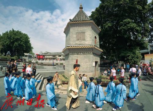 位于龍津西路龍津橋東側，新荔枝灣涌邊的文塔。