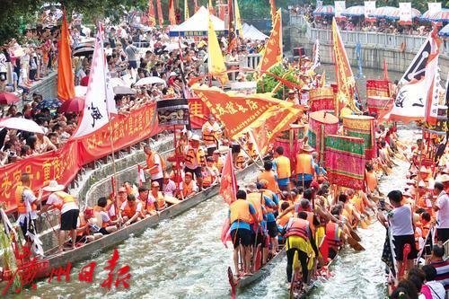 2018年6月18日，荔枝灣端午龍舟巡游鑼鼓喧天，人山人海。