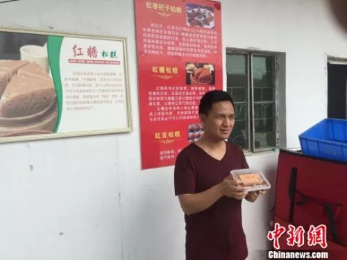歸僑陳廣陽在介紹自己制作的“松糕”(發(fā)糕)。 宋秀杰 攝