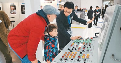 在2019年德國“寶馬展”中鐵裝備展區(qū)內(nèi)，工作人員利用三維虛擬仿真操作系統(tǒng)向參觀者講解展出的盾構(gòu)機(jī)原理和結(jié)構(gòu)。