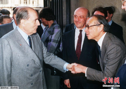 圖為1989年3月29日，法國(guó)前總統(tǒng)密特朗(左)在出席巴黎盧浮宮金字塔開幕式時(shí)與貝聿銘(右)握手。