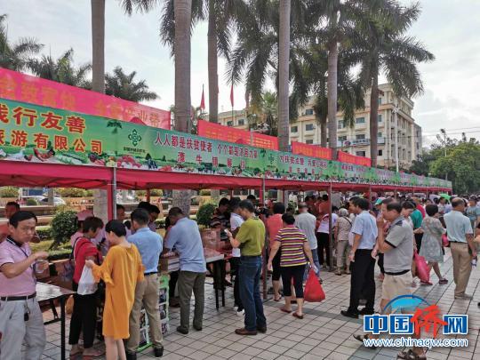 圖為集市活動現(xiàn)場?！↑S良策　攝