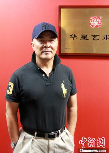 資料圖片：余俊武先生在華星藝術(shù)團(tuán)牌前。<a target='_blank' >中新社</a>記者 眭黎曦 攝