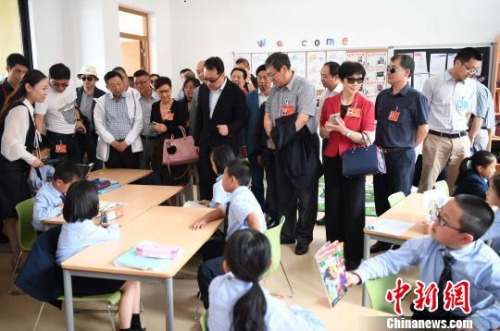 圖為5月30日，代表團一行參觀位于福州濱海新城的融僑賽德伯學校。　張斌 攝