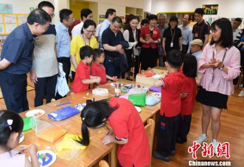 圖為5月30日，代表團一行參觀位于福州濱海新城的融僑賽德伯學校?！埍?攝