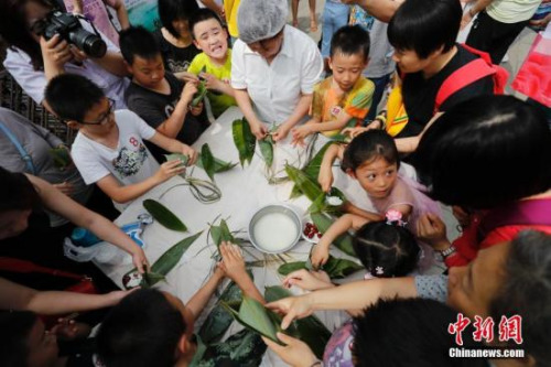 資料圖：端午假期，游客參與包粽子活動。<a target='_blank' >中新社</a>記者 杜洋 攝