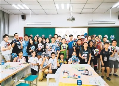 繪制臉譜課上，孩子們完成了一張張色彩斑斕、造型夸張的臉譜。(薛景文攝)