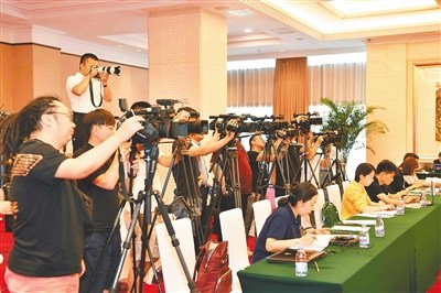 七月三日，公安部在北京召開新聞發(fā)布會通報出臺支持海南全面深化改革開放政策措施，吸引了國內(nèi)外眾多媒體關(guān)注。 本報記者 良子 通訊員 菅元凱 攝