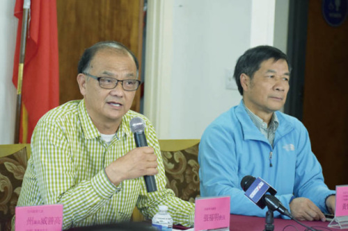 華商總會會長張福明(左)及寧陽總會館主席黃楚文聽取華人小區(qū)的意見心聲。(圖片來源：美國《世界日報》記者李秀蘭 攝)