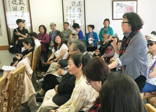 參加會議的鄭瑪莉(右面站立者)及許多華裔踴躍發(fā)言，分享心情。(圖片來源：美國《世界日報》記者李秀蘭 攝)