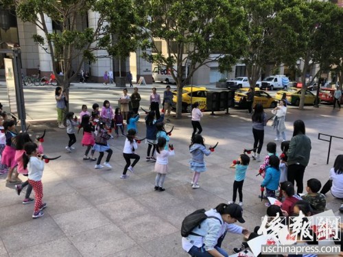 孩子們一點都不膽怯街頭表演。