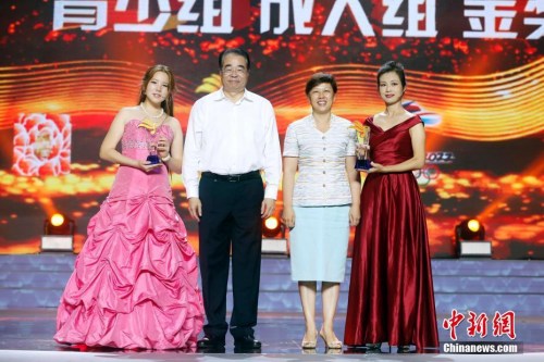 圖為中央統(tǒng)戰(zhàn)部副部長(zhǎng)、國(guó)務(wù)院僑辦主任許又聲（左2）、北京市委常委、統(tǒng)戰(zhàn)部部長(zhǎng)齊靜為獲得金獎(jiǎng)選手頒發(fā)證書。<a target='_blank' >中新社</a>記者 韓海丹 攝