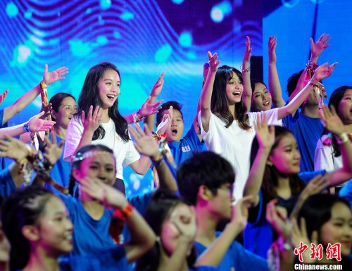開場(chǎng)歌舞《歡聚水立方》。<a target='_blank'  >中新網(wǎng)</a>記者 李霈韻 攝
