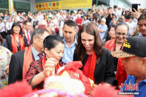 資料圖：新西蘭總理與華僑華人一起共度春節(jié)。<a target='_blank' >中新社</a>發(fā) 張健勇 攝