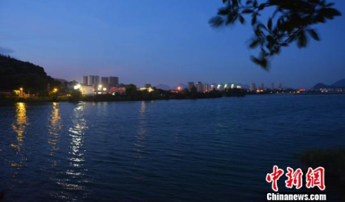 資料圖：夜幕下的東湖濕地公園湖面，風(fēng)景秀麗?！∪~茂 攝