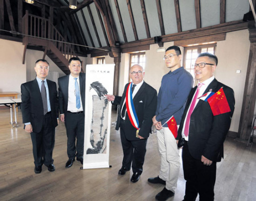 任俐敏向迪容市長贈送紀(jì)念品。(法國《歐洲時報》記者黃冠杰 攝)