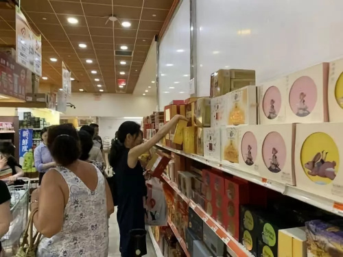 美國華社超市匯集來自中國的知名月餅品牌。(美國《世界日報》/賴蕙榆 攝)